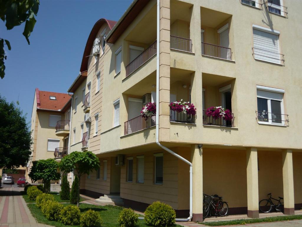 Lux Apartmanok Hajdúszoboszló Zimmer foto